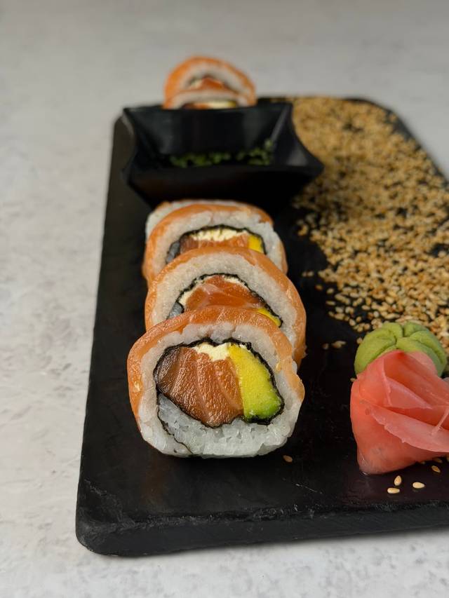 SALMÓN ROLL — Medio