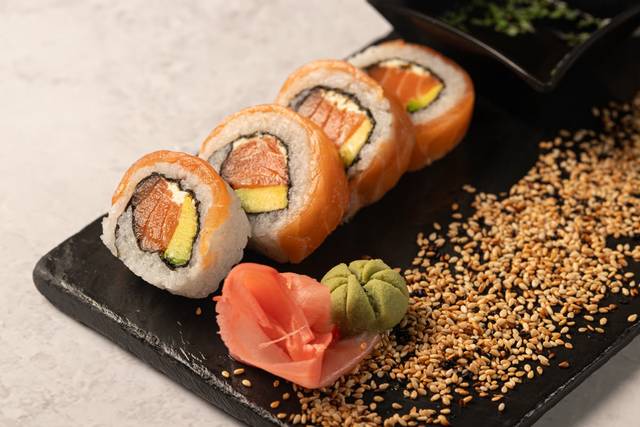 SALMÓN ROLL — Completo