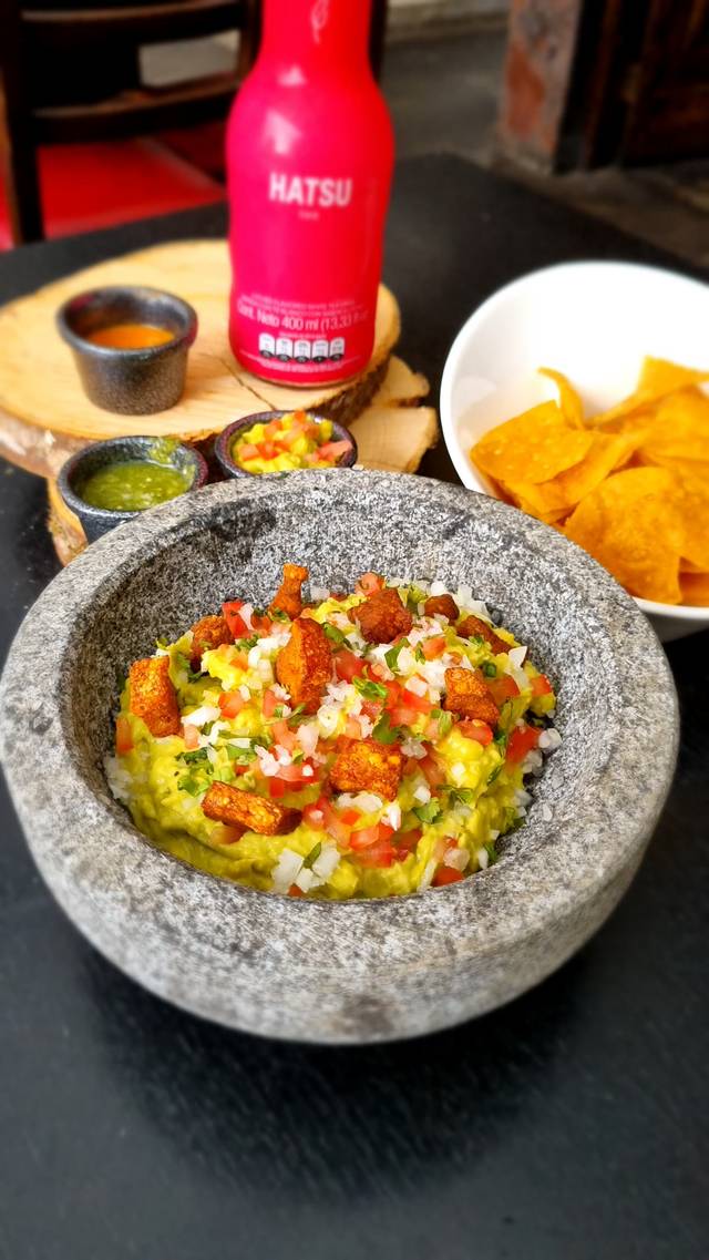 Guacamole con chicharrón